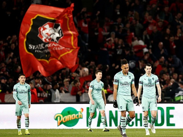 Rennes 3-1 Arsenal: Sokratis nhận thẻ đỏ, Phảo thủ thua sấp mặt trên đất Pháp