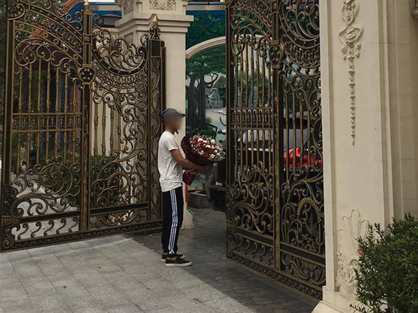 Thanh niên mặc đồ giản dị ôm hoa đứng trước biệt thự ngày 8/3 bỗng gây sóng gió MXH vì đủ chuyện thêu dệt
