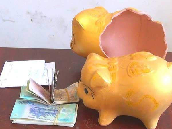 Trộm heo đất lấy tiền cho mẹ... sắm vàng