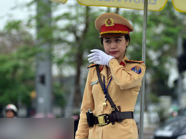 Video ảnh: Nữ cảnh sát giao thông xinh đẹp trải lòng chuyện nghề