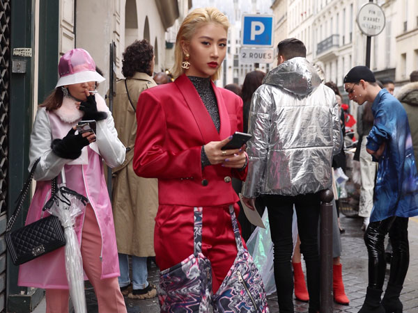 Xét khoản mặc 'dị' tại Paris Fashion Week mùa này, Quỳnh Anh Shyn mà nhận hạng 2 chắc không ai dám làm số 1