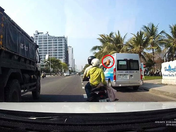 Xử lý nam thanh niên chở vợ, cầm gạch ném vỡ kính ô tô tải đang chạy trên đường phố Đà Nẵng
