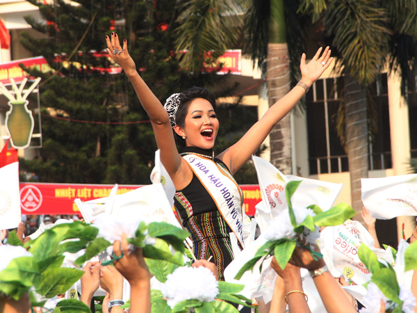Hàng nghìn người đội nắng ngắm hoa hậu tại lễ hội cà phê Buôn Ma Thuột