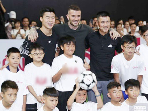 Khoảnh khắc hiếm có: Lần đầu tiên David Beckham, Công Vinh, Duy Mạnh hội ngộ trong một khung hình