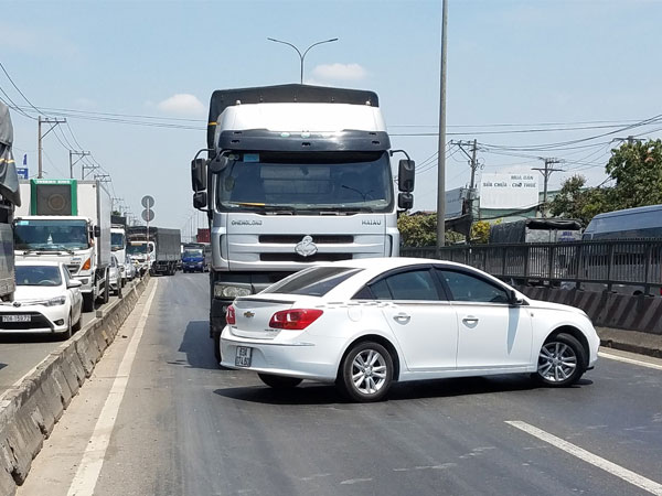 Nam tài xế kêu cứu thất thanh trong xế hộp xoay ngang bị xe tải đẩy hơn 20m trên quốc lộ 1