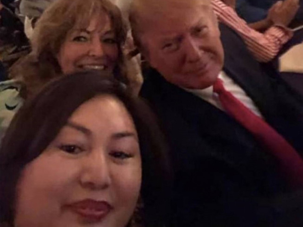 Người sáng lập chuỗi spa mại dâm chụp ảnh thân thiết với TT Trump