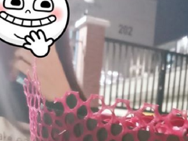 Nhận quà 8/3 xong, cô gái có hành động khiến shipper kinh ngạc: 'Thế giới này thật đáng sợ'