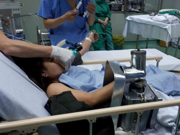 Nhân viên nấu ăn ở trường học bị cuốn tay vào máy xay thịt