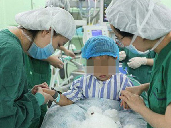 Bé gái 3 tuổi bị chẩn đoán ung thư vú khiến bác sĩ cũng phải ngỡ ngàng
