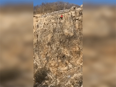 Clip: Nam thanh niên liều lĩnh leo núi đá cheo leo bằng tay không rồi bất ngờ rơi xuống khiến nhiều người rùng mình thót tim