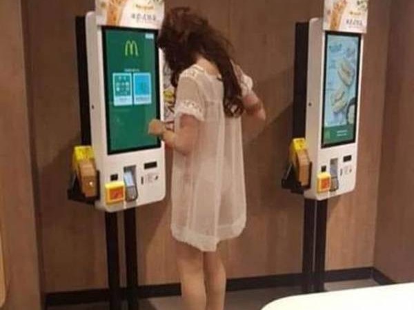 Cô gái trẻ mặc chiếc váy mỏng như màn tuyn đi mua đồ, nhìn rõ mồn một nội y khiến người xung quanh đỏ mặt