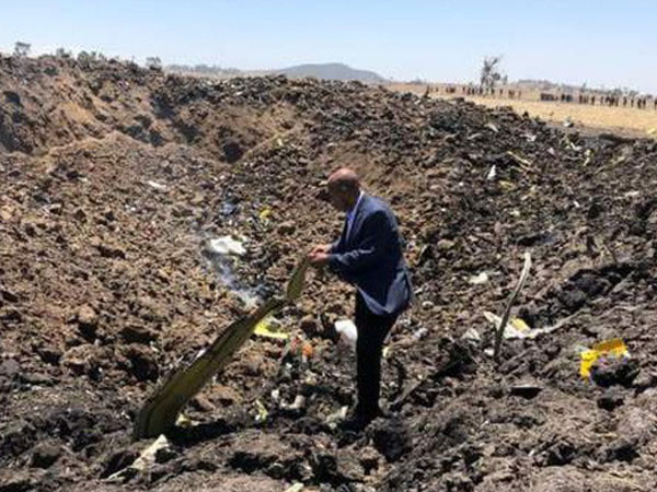 [NÓNG] Hình ảnh đầu tiên từ hiện trường vụ rơi máy bay thảm khốc ở Ethiopia: Tất cả đều cháy rụi