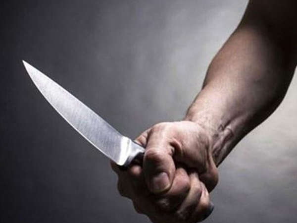 Phát hiện thanh niên lạ ở phòng ngủ của con gái 16 tuổi, người cha dùng dao đâm gục