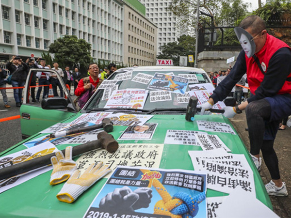 Xã hội đen Hong Kong dìm chết Uber