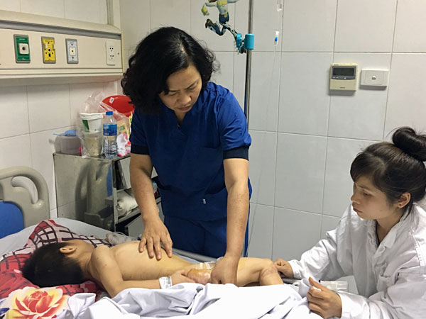 Bé trai bại não bị 4 con chó nhà cắn nát vùng sinh dục