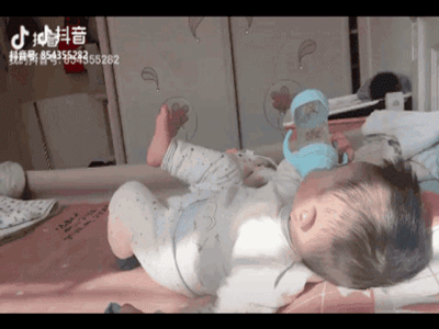 Chỉ nằm ôm bình uống sữa, cậu bé khiến dân mạng phát cuồng vì bộ dạng 'thú vui tao nhã' của mình