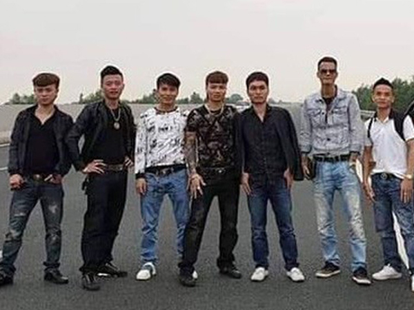 Cục CSGT gửi giấy mời 2 chủ phương tiện dàn hàng chụp ảnh trên cao tốc