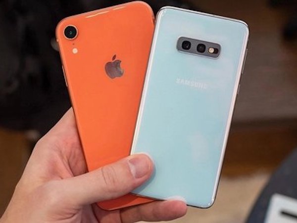 iPhone XR có pin gấp rưỡi Galaxy S10e