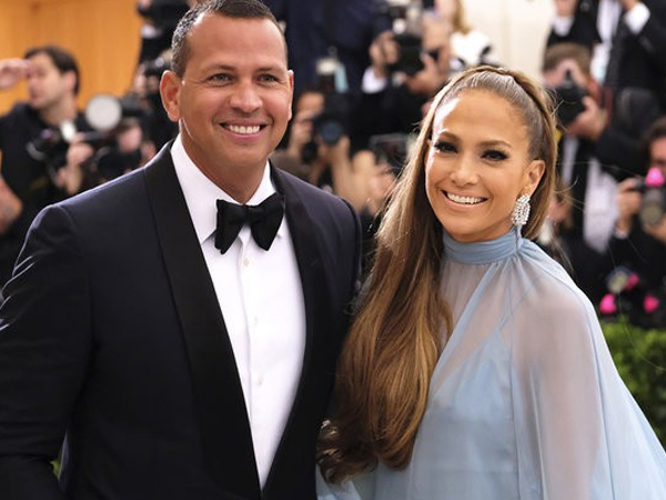 Jennifer Lopez chính thức đính hôn ở tuổi 50 sau 3 cuộc hôn nhân đổ vỡ, chiếc nhẫn trăm tỉ bạn trai cô tặng gây chú ý