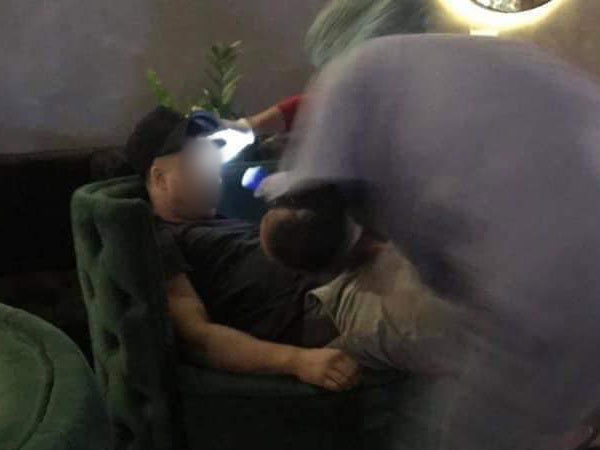MXH xôn xao thông tin người đàn ông ngoại quốc tử vong sau khi hút bóng cười trong quán cafe ở Hà Nội