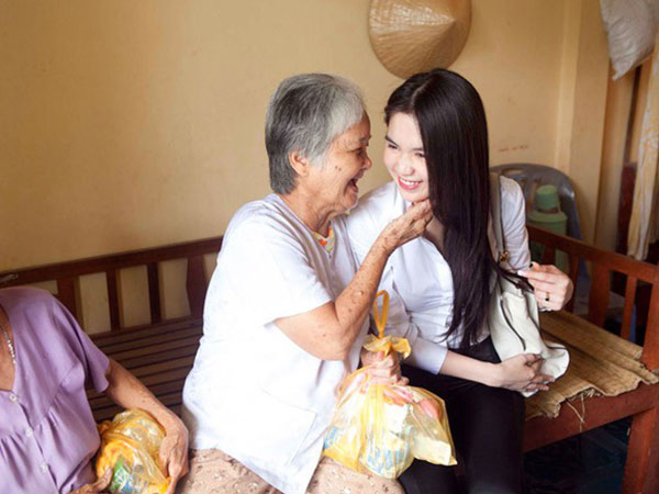 Nổi tiếng xài sang nhưng cách Ngọc Trinh nói về chuyện từ thiện khiến nhiều người bất ngờ