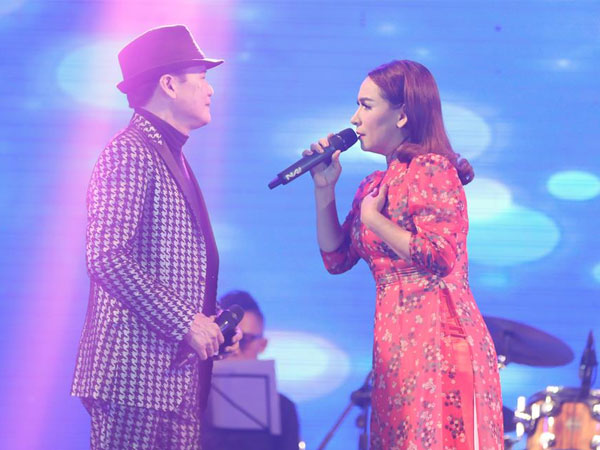 Phi Nhung giật hoa trên tay Tuấn Vũ, ném xuống sàn sân khấu