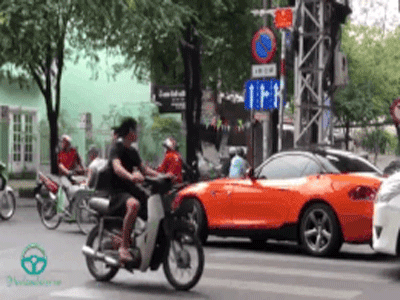 'Soái ca BMW' bỏ xe giữa phố Sài Gòn giúp cụ già sang đường và cái vẫy tay dành cho tài xế taxi