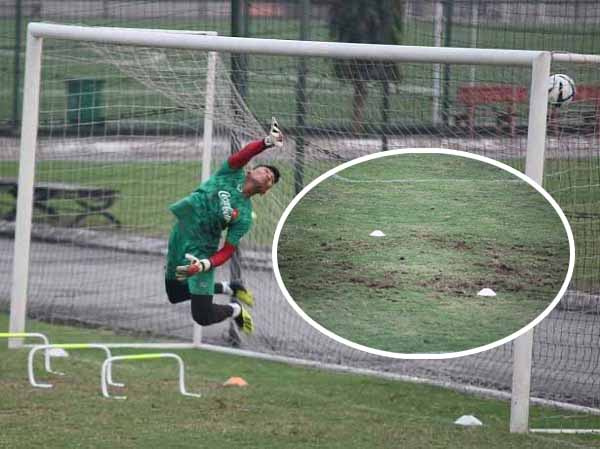 Thú vị hình ảnh mặt cỏ sân tập bị cày nát tả tơi bởi sự chăm chỉ của U23 Việt Nam