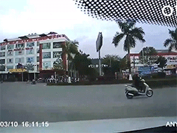 Video: Xe 16 chỗ húc tung người ở 'điểm đen' giao thông, nguyên nhân thực sự gây tranh cãi