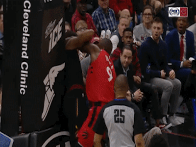 Cầu thủ NBA lao vào đánh nhau như phim võ thuật