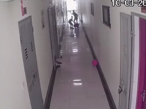 Clip: Chơi xe lắc trong hành lang chung cư vào giữa trưa, 2 bé trai bị người hàng xóm tầng dưới tung 'cú tát trời giáng'