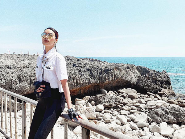 Diện nguyên set Chanel đắt đỏ, Lan Khuê còn biết phá cách bởi một chi tiết khá hay ho
