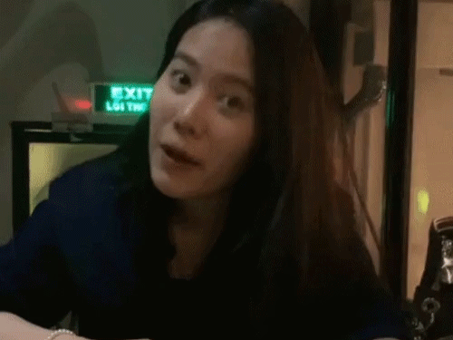 Nam Em lấy chai đập lên đầu, chứng minh mình là cô gái gây mệt mỏi nhất showbiz Việt