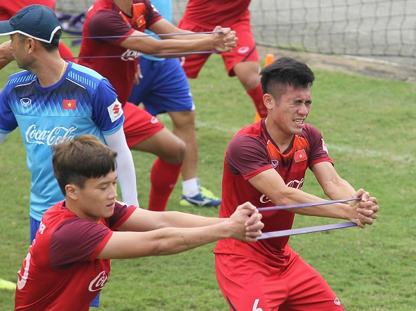 U23 Việt Nam khốn khổ bởi bài tập thể lực với dây co giãn của trợ lý Park Sung Gyun