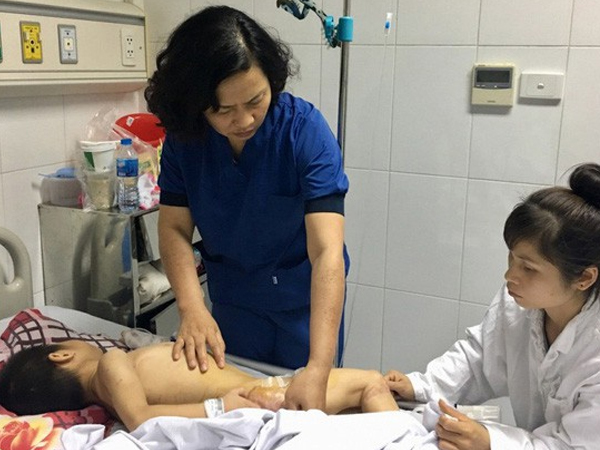 Yên Bái: Bé trai 9 tuổi bại não bị 4 con chó của nhà trèo lên giường cắn đứt vùng kín