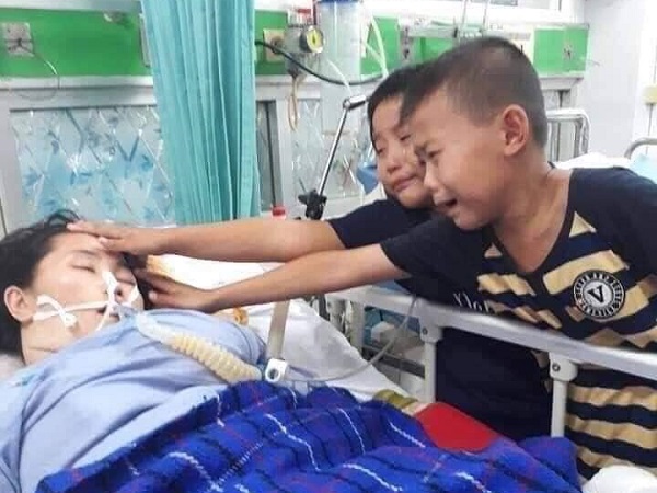 Bức ảnh 3 mẹ con trong phòng bệnh gây ám ảnh cả cộng đồng mạng, thu về hơn 13 nghìn lượt like trong 1 tiếng