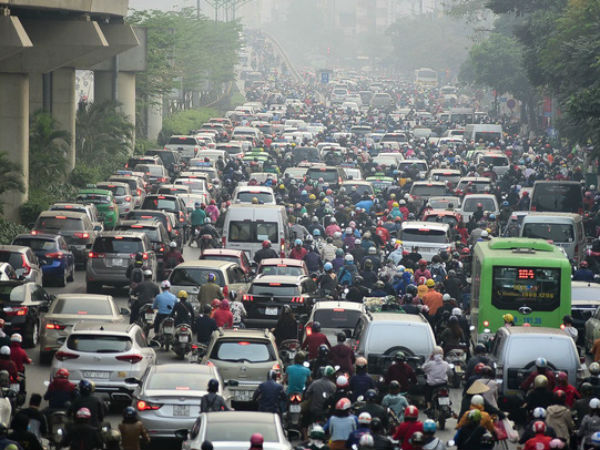 Đề xuất cấm xe máy trên đường Lê Văn Lương, Nguyễn Trãi: Tại sao không cấm ô tô cá nhân?