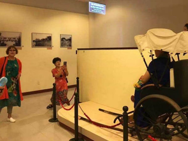 Du khách Trung Quốc vô tư ngồi lên xe trưng bày ở bảo tàng chụp ảnh