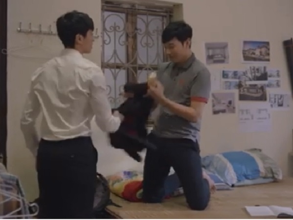 Những cô gái trong thành phố: Tùng nâng niu chiếc áo được 'quý bà' tặng, Mai dẫn người mua con về thăm quê