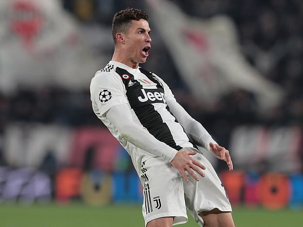 Rực sáng với cú hattrick, Ronaldo ăn mừng 'chọc tức' HLV Atletico Madrid