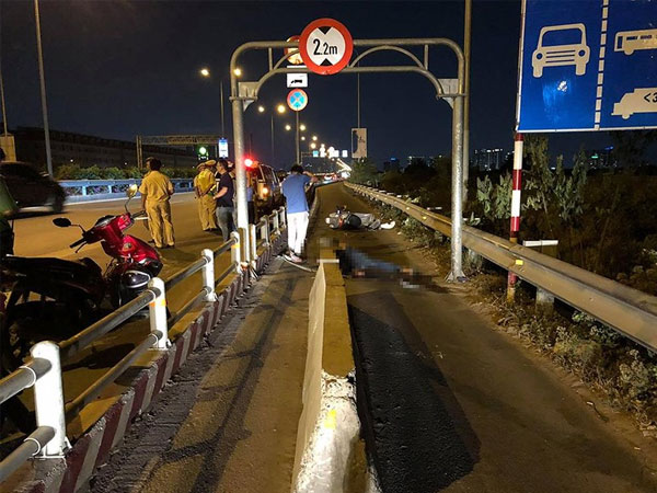 Tông vào dải bê tông giữa cao tốc, thanh niên tử vong