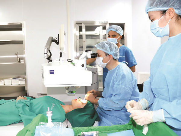 Tự ý nhỏ thuốc mắt, nam thanh niên 16 tuổi mù vĩnh viễn