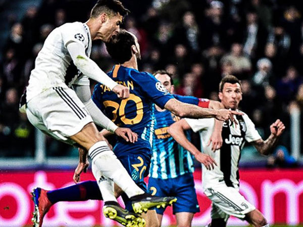 Video: Pha bật cao đánh đầu tung lưới Atletico của Ronaldo nhìn từ khán đài