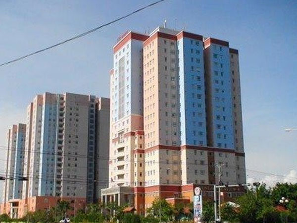 Bất cẩn trong lúc vui chơi, một em bé rơi từ chung cư xuống đất tử vong