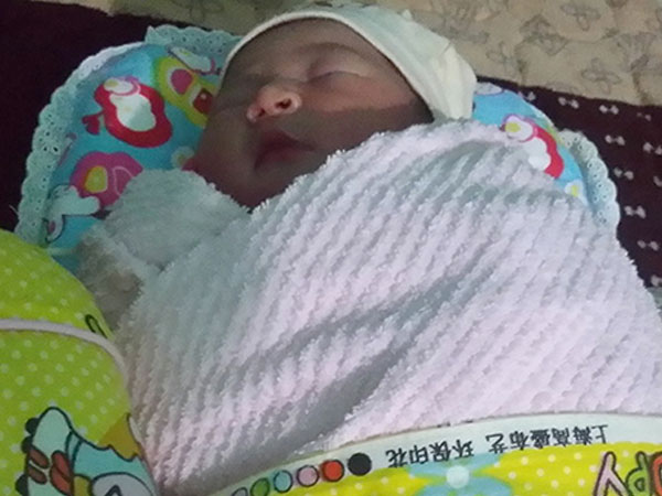 Bé gái sơ sinh bị bỏ bên bãi rác