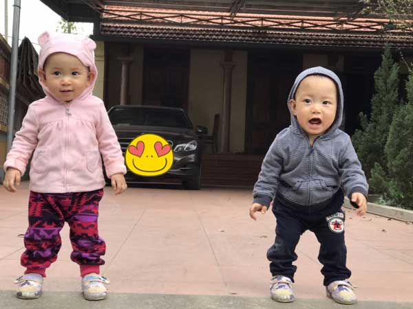 Cận cảnh 'cuộc chiến không cân sức' trong gia đình có con sinh đôi, dân mạng xem xong chỉ biết cười lăn lóc