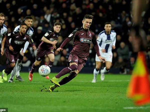 Cầu thủ Swansea gây bão vì pha đá penalty không thể tệ hơn