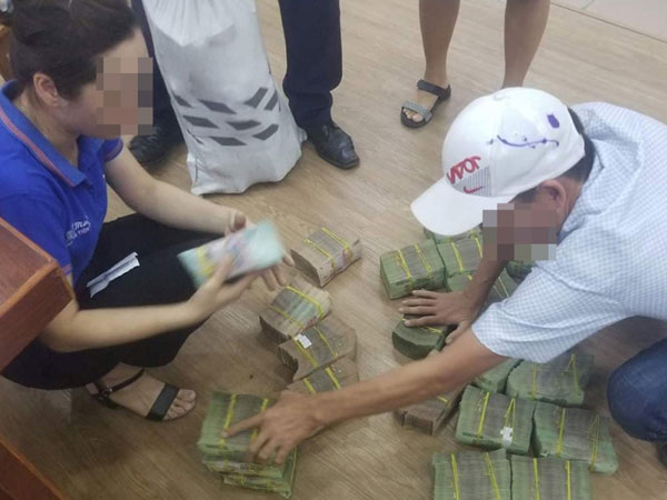 Giá đất ‘sốt’ hầm hập, người Đà Nẵng vác từng bao tiền đi mua đất