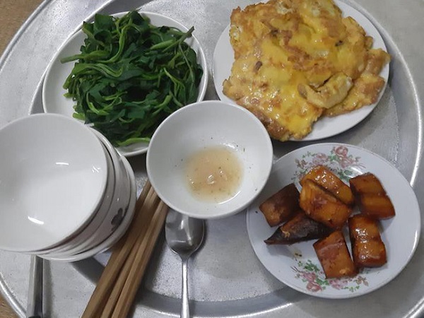 Khoe mâm cơm rẻ chỉ hơn 30 nghìn 3 món chờ được khen, mẹ trẻ sốc nặng khi bị hội chị em mắng như tát nước