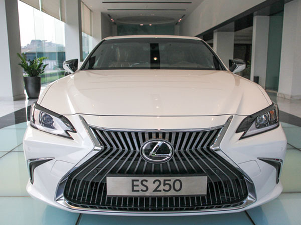 Lexus ES250 2019 giá 2,5 tỷ đồng - trẻ hóa xe sang Nhật